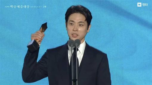 華莎的男人奪影帝　他上台喊：真的沒準備