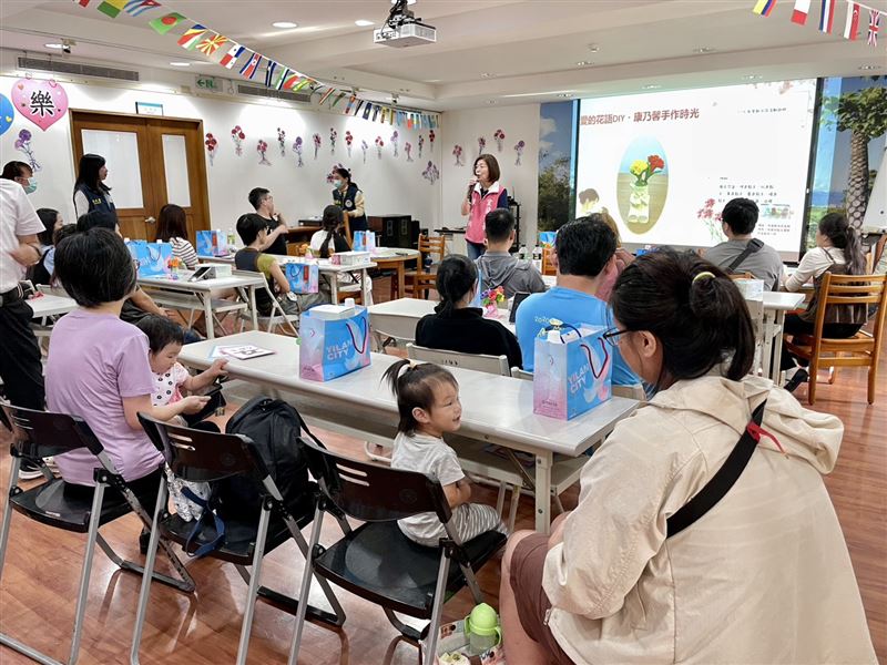 宜蘭市長陳美玲和新住民家庭宣導婦幼福利政策。（圖／北區事務大隊宜蘭縣服務站提供）