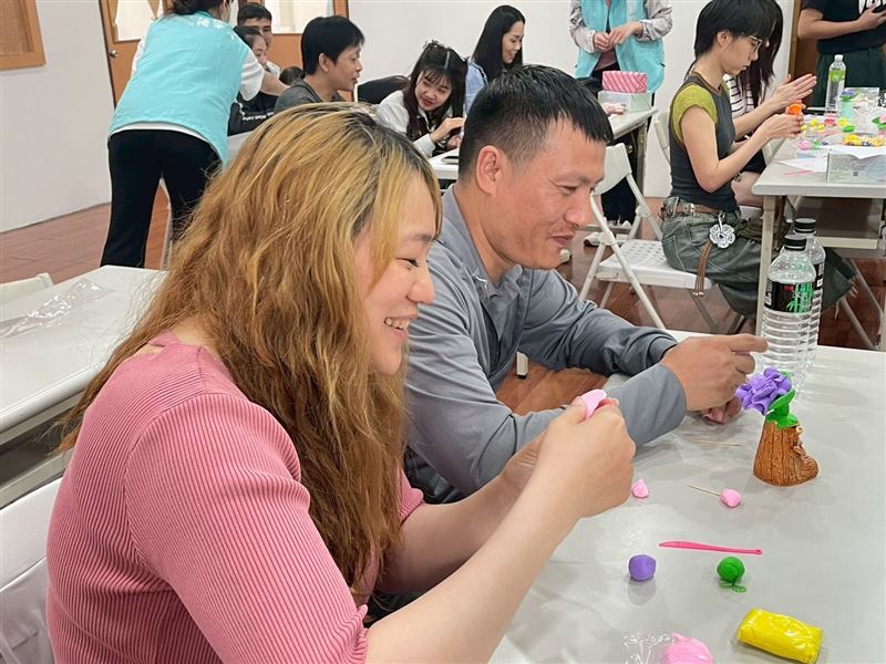 移民署與新住民手作康乃馨獻愛。（圖／北區事務大隊宜蘭縣服務站提供）