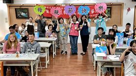 移民署與新住民手作康乃馨獻愛。（圖／北區事務大隊
宜蘭縣服務站提供）