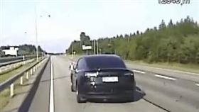 芬蘭一名男子酒駕昏睡在特斯拉電動車，竟靠自動駕駛在高速公路上奔馳。（圖取自赫爾辛基日報網頁www.hs.fi）
