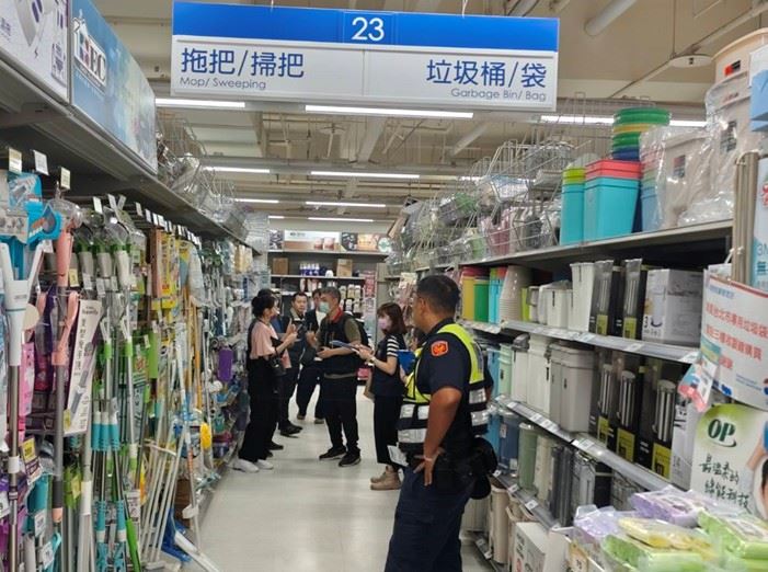北檢8日會同台北市政府法務局、商業處及警、調單位，前往大賣場執行現場稽查。（圖／翻攝畫面）