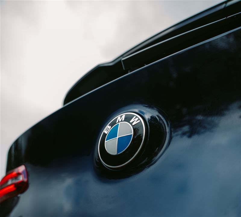 為與廣大車迷共享品牌110周年的榮耀時刻，BMW總代理汎德於五月限時推出「BMW 110周年全車系尊榮優惠」。（圖／BMW提供）