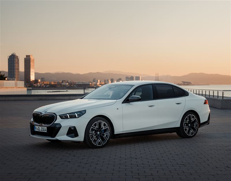 BMW 5系列榮獲2025年「德國年度最佳車型」，完美融合運動性能與極致舒適。（圖／BMW提供）