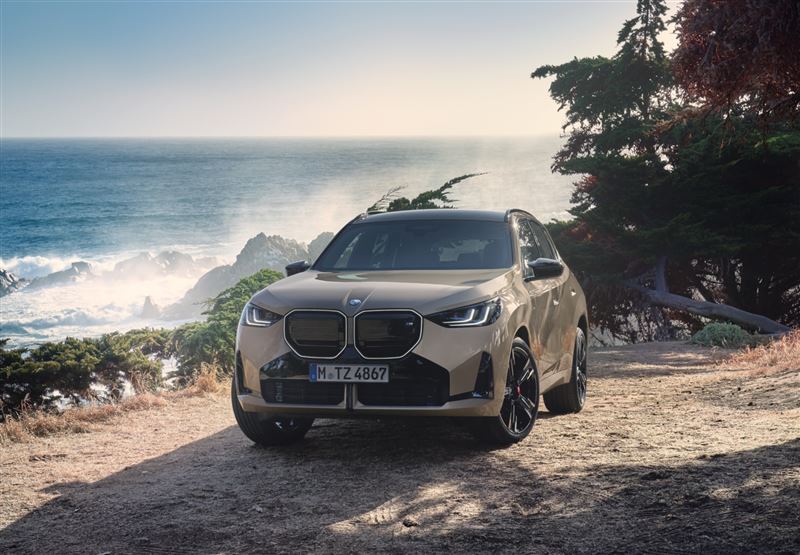 全新BMW X3標配xDrive智慧型可變四輪傳動系統，搭配48V高效複合動力及全面進化的底盤科技，完美平衡了熱血剽悍的動態渴望與都會行駛的舒適質感。（圖／BMW提供）