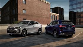 全新BMW X5與X6鉑金版憑藉更鮮明的設計語彙、進化的數位科技與BMW經典駕馭底蘊，打造兼具氣勢與駕馭樂趣的旗艦移動生活。（圖／BMW提供）