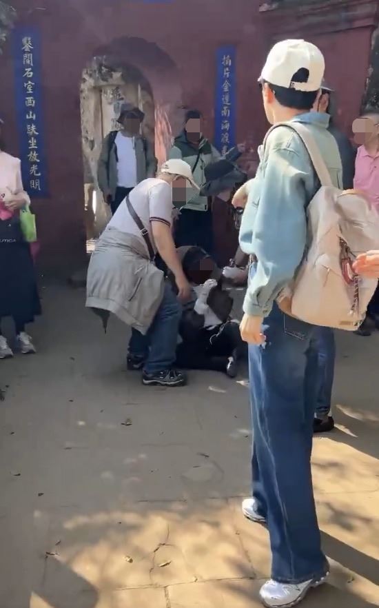 台灣人赴中國浙江旅遊，傳因阻止插隊遭當地人毆打。（圖／翻攝自X平台@dabowagaga）