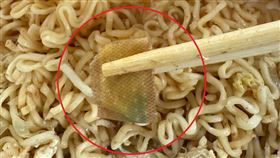 網友在樂天球場點了炒泡麵，發現食物裡有「ok蹦」，而且上面還沾著綠色藥膏。（圖／翻攝Threads@hungyulin_n）