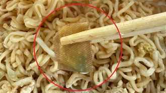 樂天球場炒泡麵吃到OK繃！沾綠色藥膏噁炸
