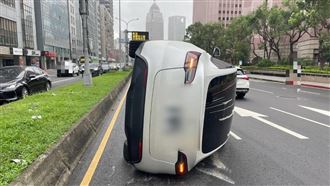 北市基隆路車禍！小客車自撞分隔島側翻