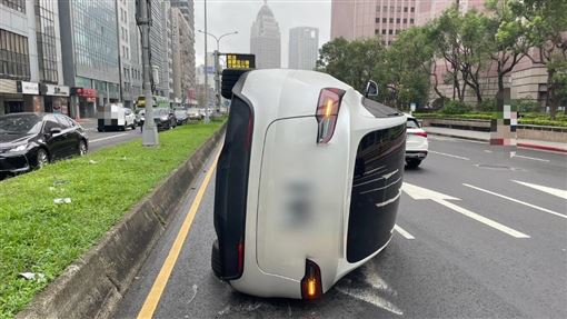 北市基隆路車禍！小客車自撞分隔島側翻