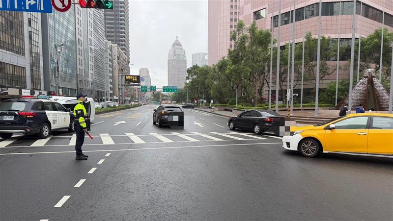 台北市基隆路發生車禍事故，自小客車撞擊分隔島，造成車輛側翻、多處受損。（圖／翻攝畫面）