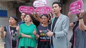 三班護病比正式入法，護理師公會全聯會理事長陳麗琴（左）特別感謝立委邱慧洳、羅廷瑋、廖偉翔協助。（圖／護理師公會全聯會提供）