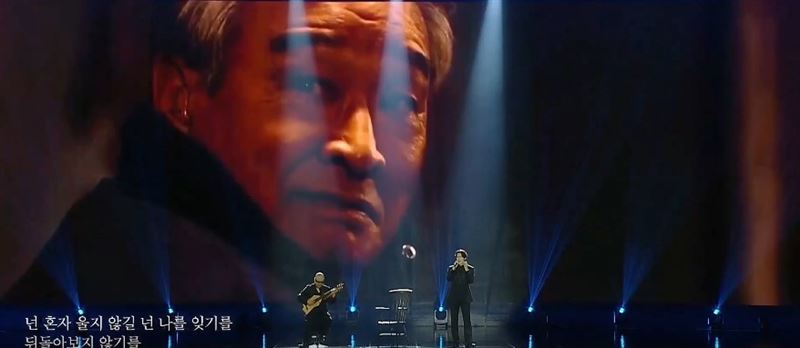 追悼南韓已逝的影視界傳奇影人的特別舞台，由演員柳演錫以幾乎清唱的方式呈現。（圖／翻攝自naver tv＠백상예술대상）