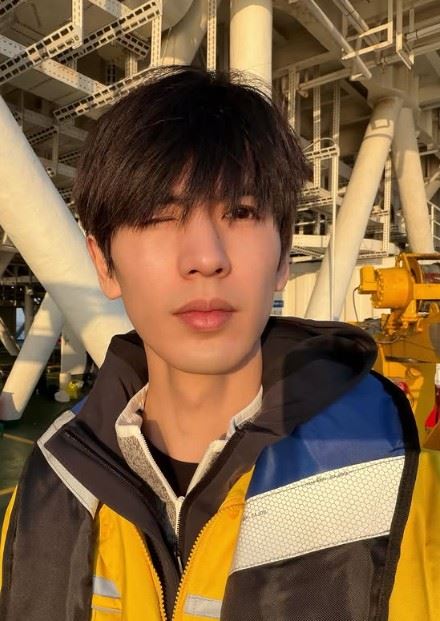 即使身體已經極度不舒服，張凌赫仍硬撐著完成拍攝與巡檢工作。（圖／翻攝自張凌赫IG）