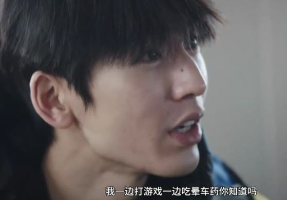 最讓工作人員笑翻的是，張凌赫還透露自己超愛玩第一人稱視角遊戲，偏偏這類遊戲最容易引發暈眩，但他完全不打算放棄，甚至曾經一邊打電動、一邊吞暈車藥，只為了「遊戲不能停」。（圖／翻攝自微博）
