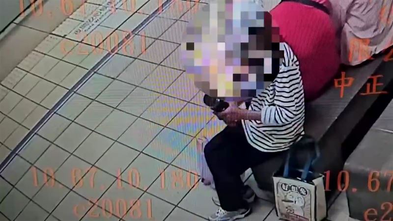 陳姓婦人把一只有兔子圖案、裝有5萬元現金的提袋放在候車座椅旁忘了帶上車。（圖／翻攝畫面）