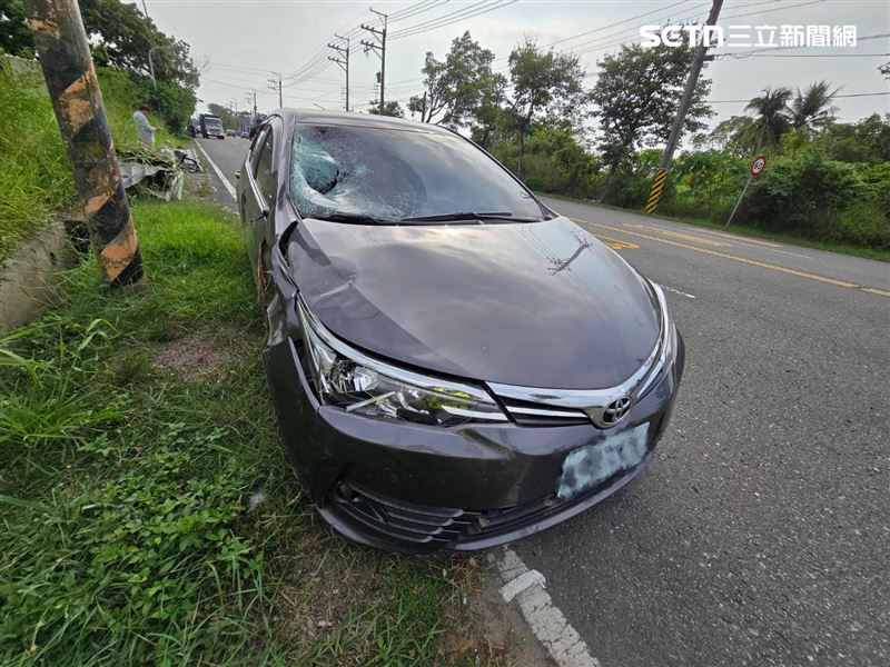 轎車猛撞賴姓婦人，擋風玻璃碎裂，車身嚴重變形。（圖／翻攝畫面）