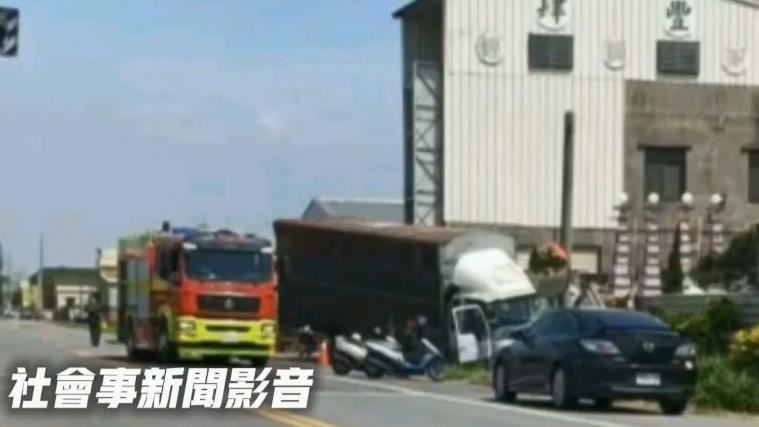 雲林崙背鄉發生死亡車禍，大貨車在路口撞上左轉機車，後又失控衝撞路邊喪家。（圖／翻攝自社會事新聞影音）