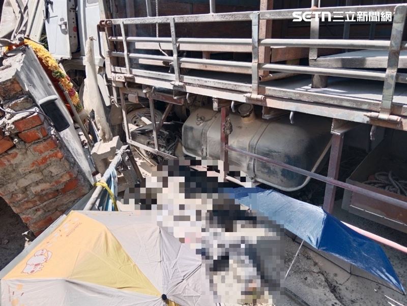 70多歲婦人騎機車在路口左轉，遭後方大貨車追撞，被捲入車底送醫不治。（圖／翻攝畫面）