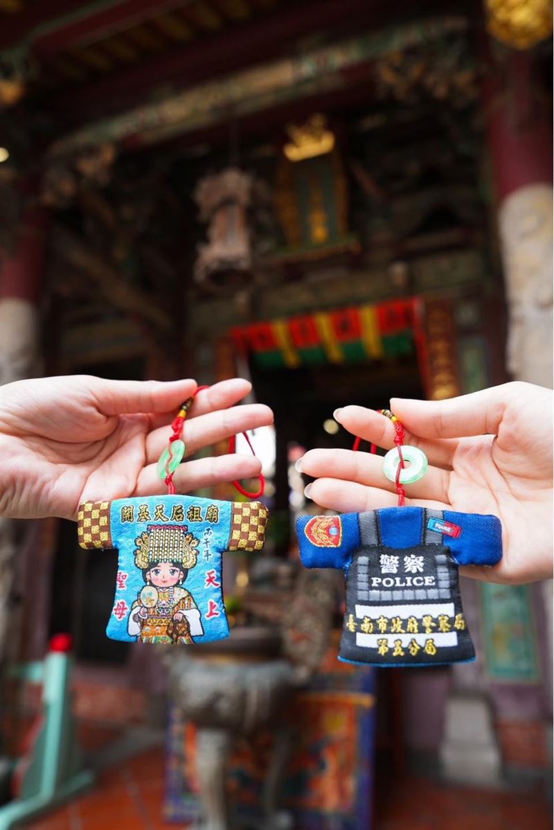 小神衣的圖案正面是天上聖母，背面是防彈背心。（圖／翻攝自臺南市政府警察局第五分局粉絲專頁）