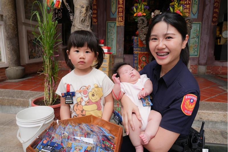 小神衣還有限量的寶寶夾款。（圖／翻攝自臺南市政府警察局第五分局粉絲專頁）