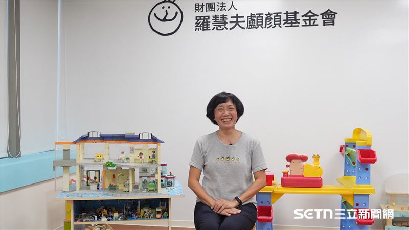 長期壓抑的劉證，直到9歲遇到「讚讚老師」社工林碧茹主任，才終於被接住，所有的情緒得以有個出口，重新找到自己和自信。（圖／記者張雅筑攝）