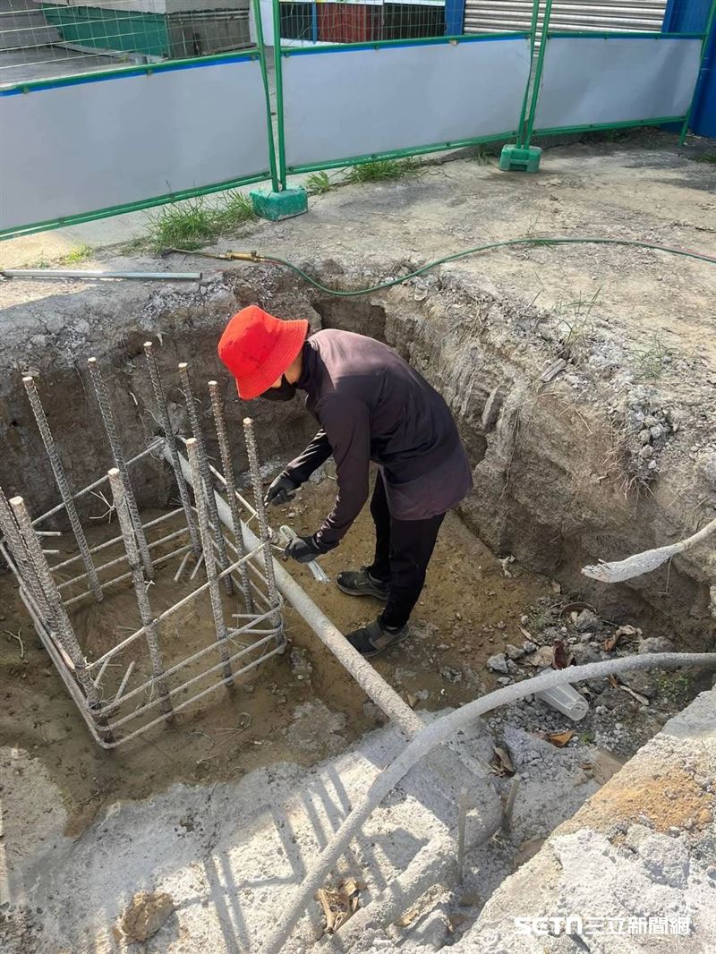 為了償還債務，媽媽不畏豔陽在工地裡綁鋼筋、綁鐵等，她苦笑說：「真的是血汗錢！」雖然辛苦，但媽媽堅定地說，只希望生活可以越來越好，一家三口早日能有自己的家。（圖／受訪者提供）