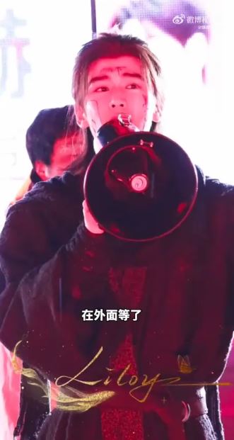 張凌赫妝都還沒卸，就提前出來和粉絲打招呼。（圖／翻攝自微博）