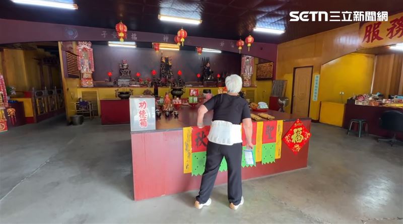 賴婦母親接獲噩耗後從桃園南下認屍，她淚灑宮廟哭喊：「連最後一面都沒見到」。（圖／記者王紹宇攝影）