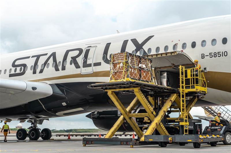 星宇航空也預先規劃飛機貨倉動物專屬載位，安排溫差變化較低的位置給「莉姆路」。（圖／星宇航空提供）