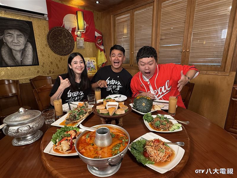 黃可欣(左起)、融融、豆比登走訪台北知名泰國餐廳，大啖異國料理。(圖／八大電視提供)