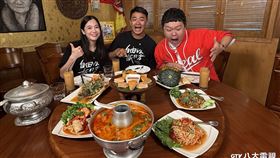 黃可欣(左起)、融融、豆比登走訪台北知名泰國餐廳，大啖異國料理。(圖／八大電視提供)