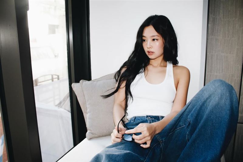 Jennie帶貨能力也超強，私服或是舞台穿著都能帶紅品牌。（圖／翻攝自IG @jennierubyjane）