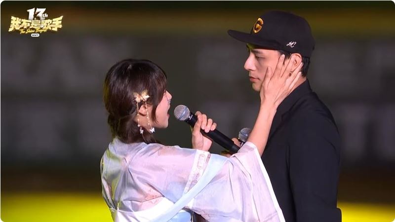 JJUBI在合唱過程中輕撫Gary臉頰。（圖／翻攝自中信兄弟官方YouTube頻道）