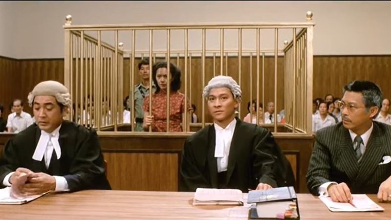 劇中母親（由葉德嫻飾演），為了讓兒子（由劉德華飾演）能順利長大，即使身分卑微仍持續將收入交給育幼院，只為默默守護。她後來因遭遇性交易過程中的暴力威脅，在自衛下誤殺對方，才成為被告。（圖／翻攝自Lady Zhuge YT）