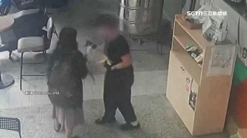 一名婦人被指頻繁領取愛心餐點，遭店員勸阻後怒摔食物