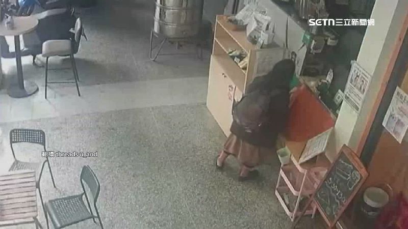 事發地點在台中大里，婦人失控行為讓民眾相當傻眼