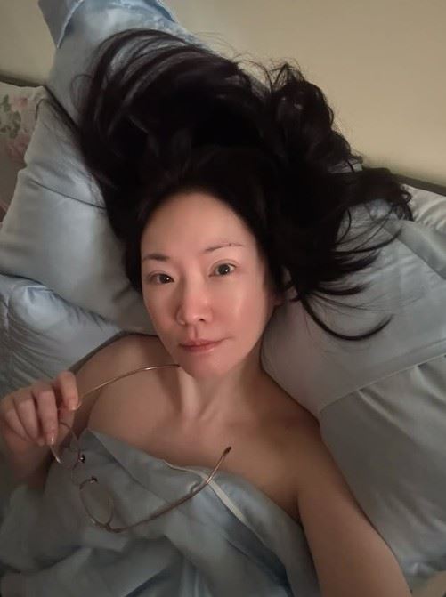 王俐人坦言因長期姿勢不良，肩膀前傾導致胸型下垂，王俐人直白說：「你姿勢不對，什麼都不對。」這句話成為她調整生活習慣的警醒。（圖／翻攝自王俐人IG）