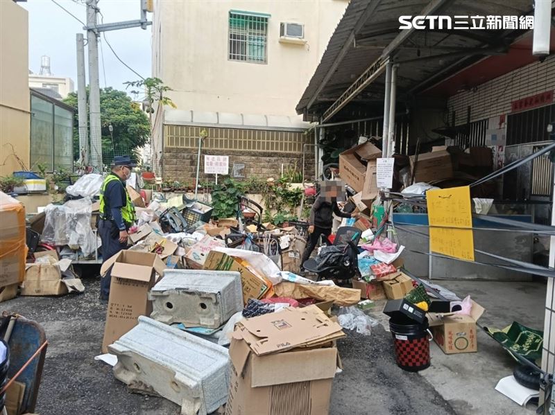 彰化和美鎮一處無尾巷驚見恐怖垃圾山，林姓婦人大量囤積回收物，造成環境髒亂。（圖／翻攝畫面）