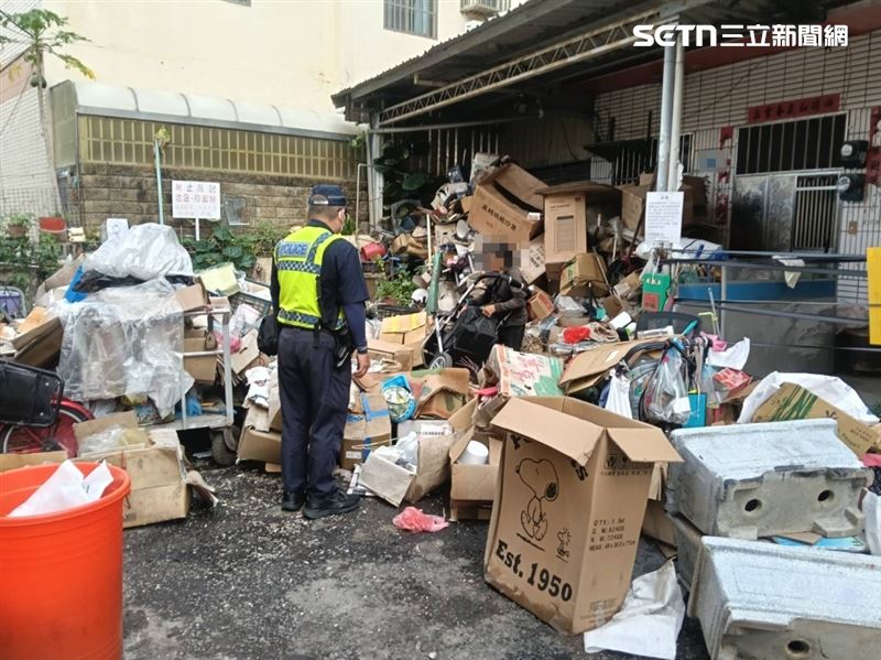 彰化和美鎮一處無尾巷驚見恐怖垃圾山，林姓婦人大量囤積回收物，造成環境髒亂。（圖／翻攝畫面）