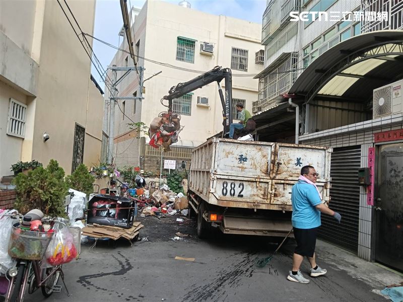 清潔隊已到場強制清除5次並開罰，仍無法遏止林婦行為。（圖／翻攝畫面）