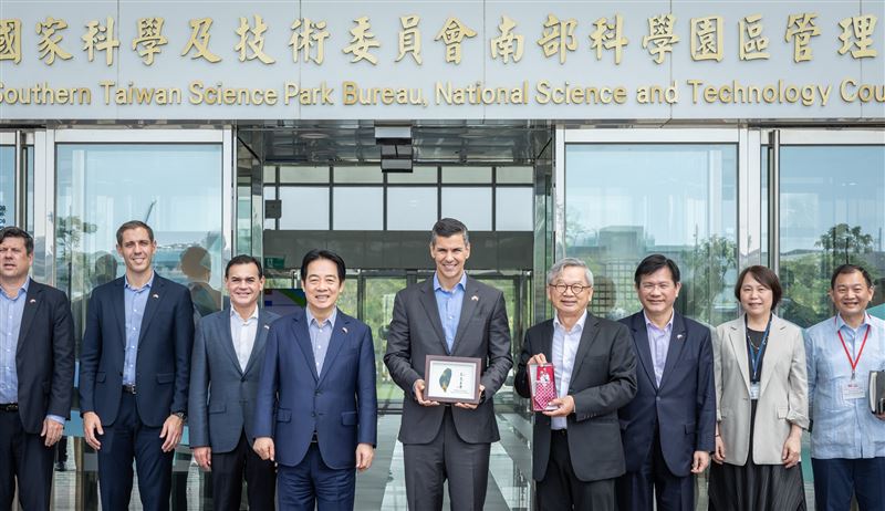 總統賴清德偕同巴拉圭總統貝尼亞參訪「國家科學及技術委員會南部科學園區管理局」及「國網雲端算力中心」（圖／總統府提供）