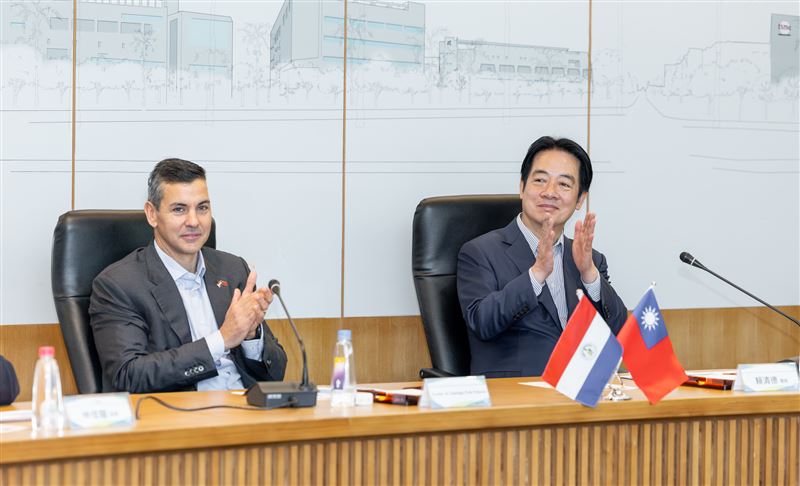 總統賴清德偕同巴拉圭總統貝尼亞參訪「國家科學及技術委員會南部科學園區管理局」及「國網雲端算力中心」（圖／總統府提供）