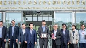 總統賴清德偕同巴拉圭總統貝尼亞參訪「國家科學及技術委員會南部科學園區管理局」及「國網雲端算力中心」（圖／總統府提供） 