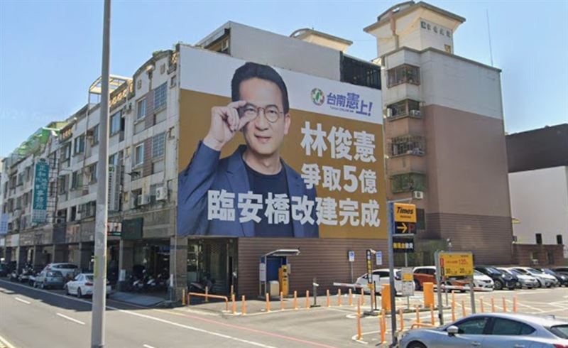 2025年5月的街景，引起眾人熱議的看板仍在。（圖／翻攝自Google街景）
