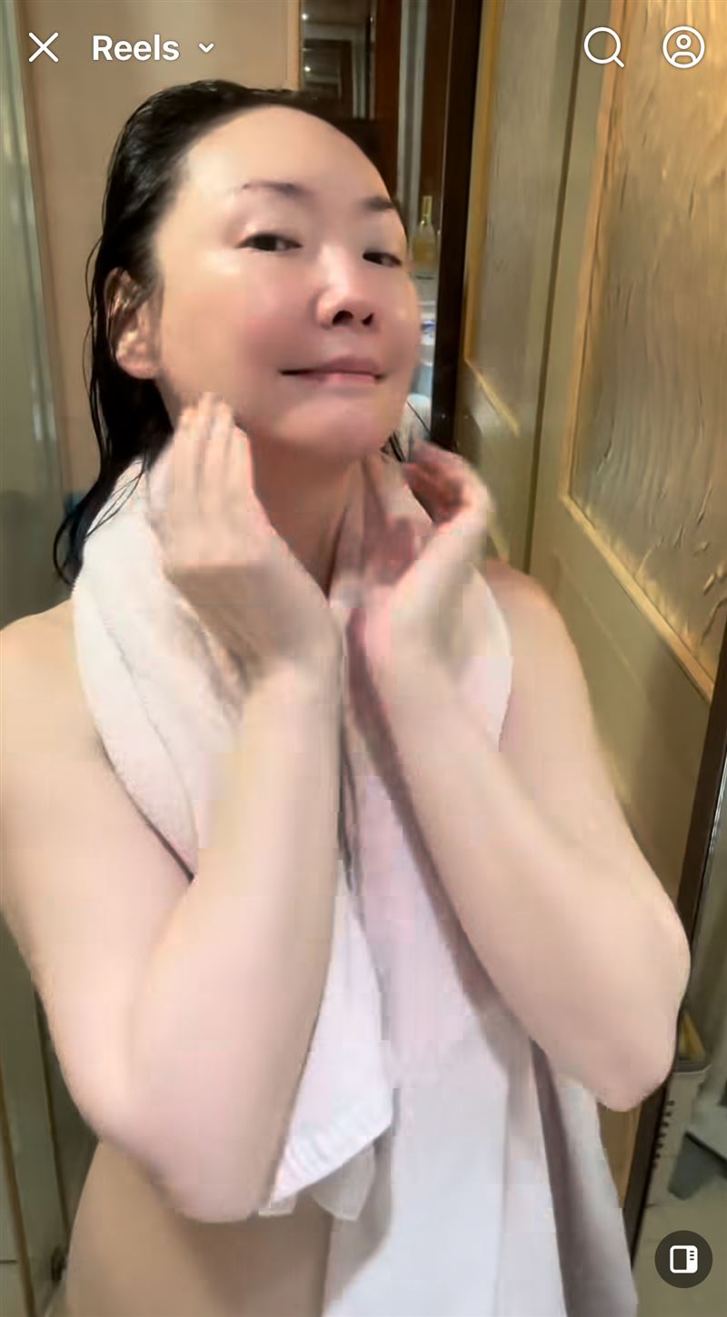 王俐人濕身全裸。（圖／翻攝自王俐人臉書）