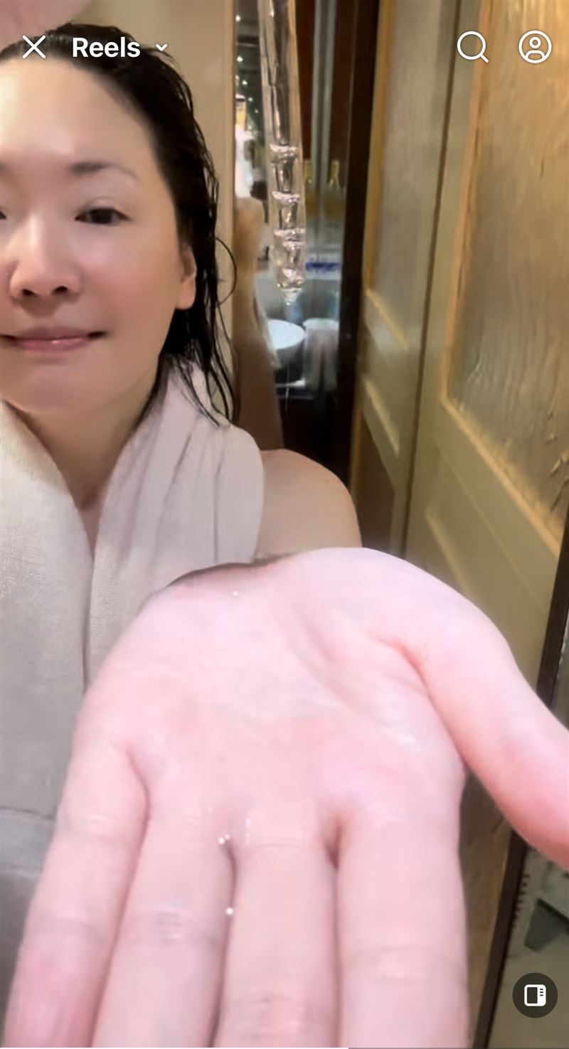 王俐人全裸畫面遭鏡子反射。（圖／翻攝自王俐人臉書）