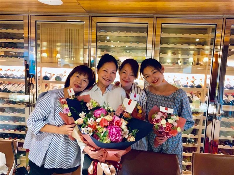 S媽提出離婚時，婆家還曾放話：「要走就把3個孩子一起帶走。」原以為能逼退她，沒想到S媽毫不猶豫答應，甚至跪下道謝後，獨自帶著3個女兒離開。（圖／翻攝自黃春梅FB）