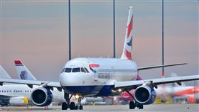 因為航空燃油價格上升，有些航空公司調漲了機票價格，有些航空公司則取消部分航線。（示意圖／PIXABAY）